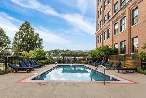 Historic Loft Retreat With Pool, Забронировать Апартаменты/квартира Отели Питтсбурга с бассейном, рядом с Penn Brewery, Бассейн