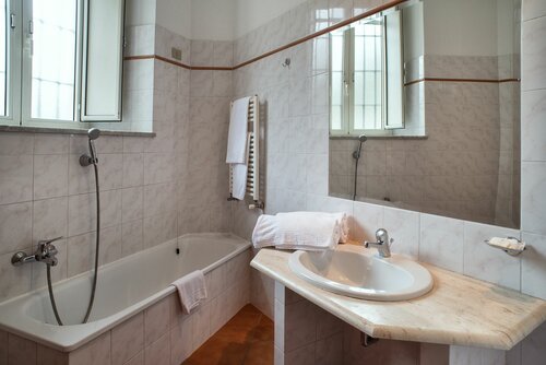 Hotel San Bernardo, Забронировать Отель Отели Рима с парковкой, рядом с ЭУР Ферми, Парковка