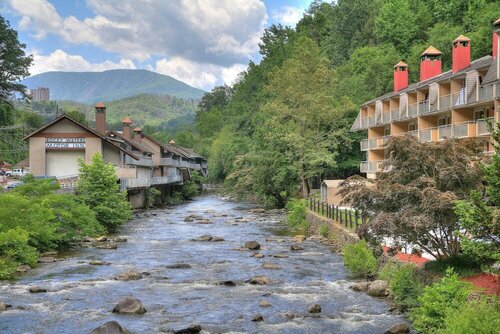 Gatlinburg River Inn, Забронировать Отель Гатлинберг Great Smoky Mountains National Park, рядом с Mysterious Mansion