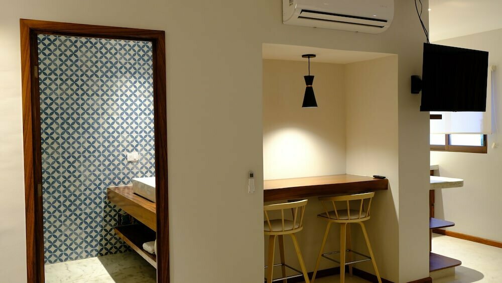 Hotel Eloisa - Near Playa de los Muertos