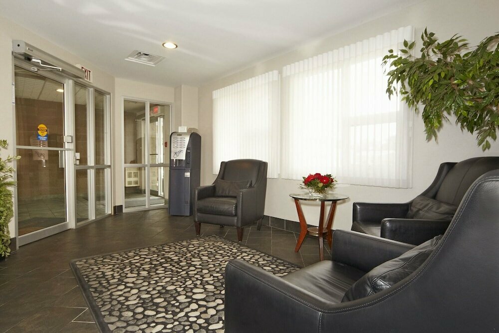 Colonial Square Inn & Suites