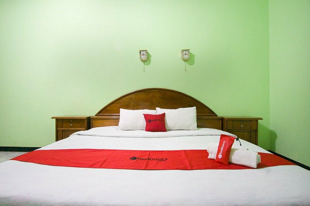 Reddoorz Plus Jalan Raya Pasir Putih