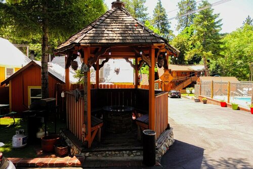 Sleepy Hollow Cabins and Hotel, Забронировать Отель Крестлайн San Bernardino Mountains