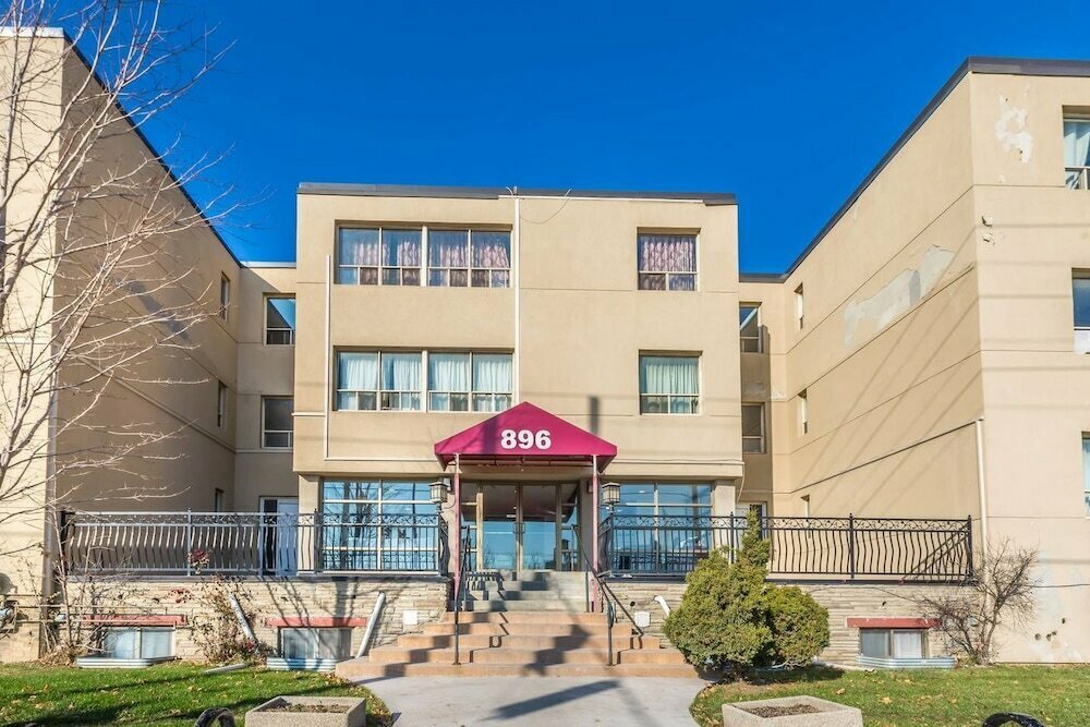 Magnificent Condo at Leaside - 10 Mins to Downtown