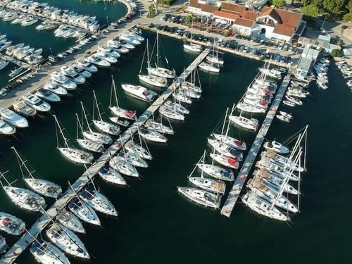 Hotel Albamaris, Забронировать Отель Отели Биоград-на-Мору с парковкой, рядом с Biograd Ferry Terminal, Парковка