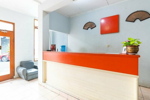 Garden Hostel Dago by RedDoorz, Rezervasyon Pansiyon / Hostel Bandung Wetan otoparklı oteller, Otopark