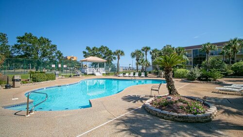Resort-Style Condo with Pool, Walk to Beach, Забронировать Апартаменты/квартира Билокси Миссисипи - побережье