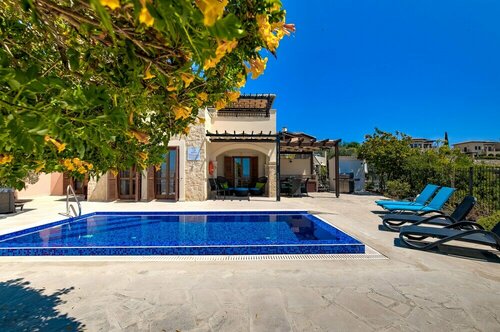 Stunning 3 bedroom villa 'BZ01' with private pool, stunning views, communal pool and resort facilities, Zephyros Village on Aphrodite Hills Re, Boek Resort Paphos Hotels met een Zwembad, Zwembad