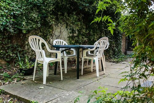 Charming Peaceful 2 Bed with Parking and Garden, Забронировать Апартаменты/квартира Отели Большого Лондона с парковкой, Парковка