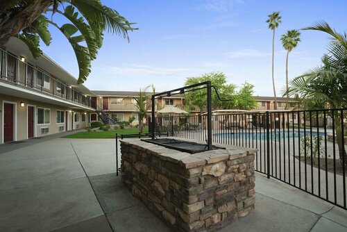 Quality Inn & Suites Santa Maria, Забронировать Отель Санта-Мария Central Coast California, рядом с Историческое общество долины Санта-Мария