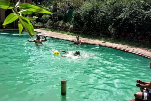 Pool Retreat, Varaa Hotelli Ranikhet hotellit, joissa on uima-allas, Uima-allas