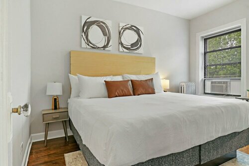 2BR Lively & Chic Home in Rogers Park, Забронировать Отель Чикаго Большой Чикаго
