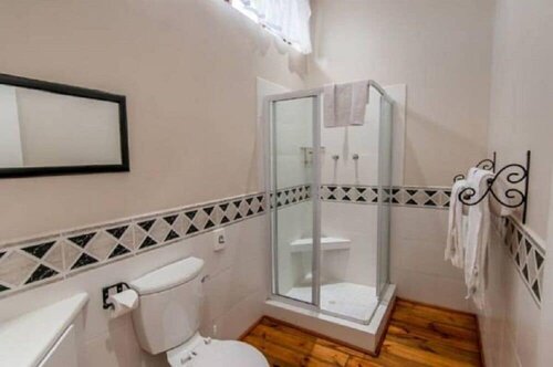 Lenore Guest House, Забронировать Гостевой дом Отели Порт-Элизабет с завтраком, рядом с GFI Art Gallery, Завтраки