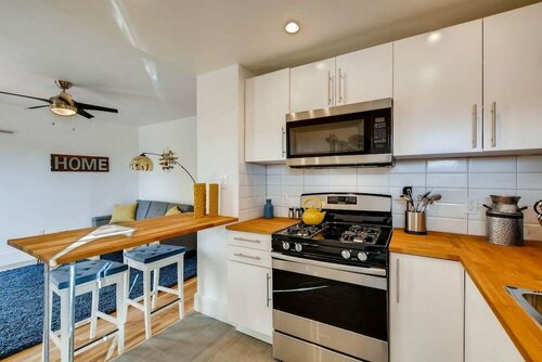 The Sunshine Suite in the Heart of Baker, Забронировать Апартаменты/квартира Денвер Колорадо, рядом с South Broadway