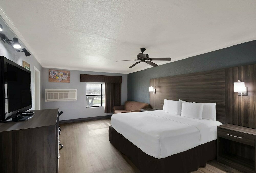 Econo Lodge Near The Domain - The Arboretum