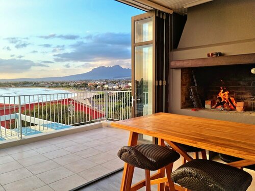Die Braaihuis- sleeps 6, Large Veranda, Sea Views, Central and Fabulous, Забронировать Дом для отпуска Виллы Helderberg, Вилла