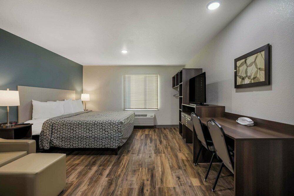 WoodSpring Suites Milwaukee - Menomonee Falls