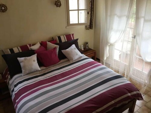 BnB Pacific Avenue, Book Bed and Breakfast Hoteller i Var coast med pool, Swimmingpool