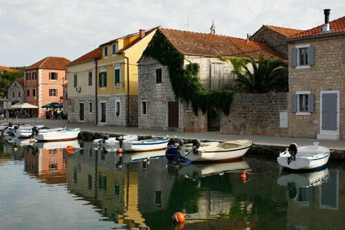 Mediteran Hvar - Modern Rooms and Restaurant, B&B, Забронировать Отель Отели Острова Хвара с парковкой, Парковка