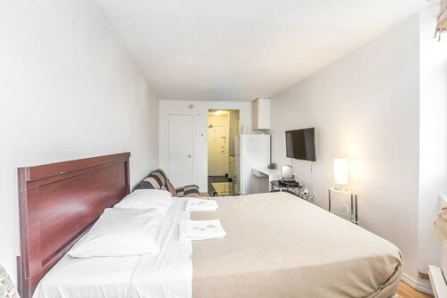 New! Budget Friendly Stay in Downtown, Забронировать Отель Отели Торонто с парковкой, Парковка