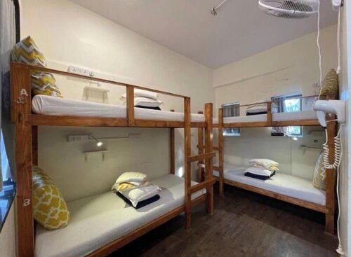 Locomo Hostel OG - Stay Work Eat, Забронировать Хостел Хар Мумбай, рядом с NMIMS