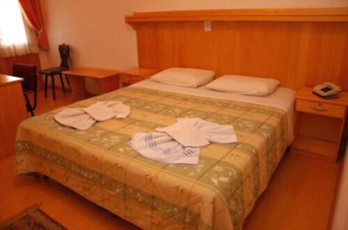 Hotel 13 Linden, Забронировать Отель Трези-Тилиас Санта-Катарина