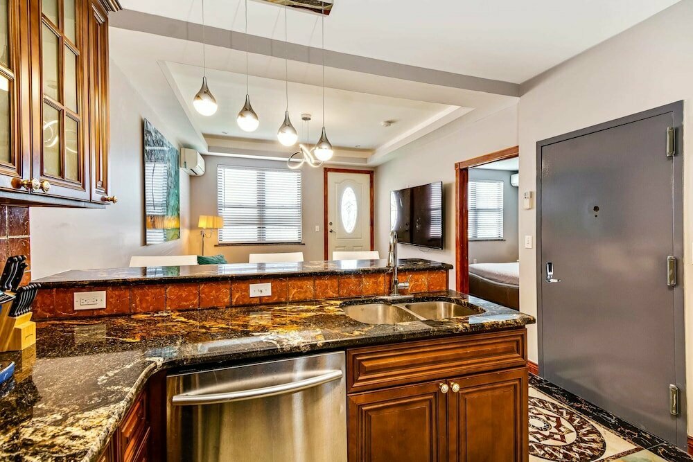 The Gem - Stylish Penthouse With a Private Deck