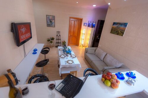 Wine Hostel, Забронировать Хостел Чугурети Тбилиси, рядом с Мост Царицы Тамары