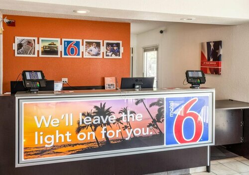 Motel 6 Bakersfield, CA - Convention Center, Забронировать Мотель Бейкерсфилд штат Калифорния, рядом с Mercy Hospital Downtown - Bakersfield
