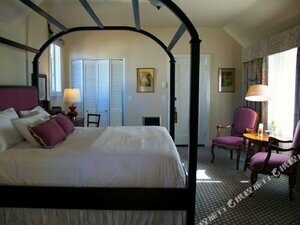 L Auberge Carmel, Забронировать Хостел Кармел Индиана, рядом с Carmel River Lagoon and Wetland Nature Preserve