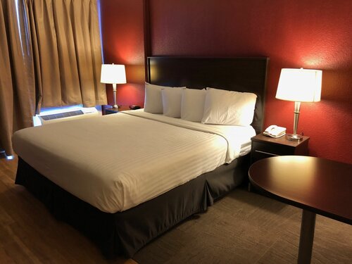 Red Roof Inn PLUS+ Wichita East, Reserva ahora Hotel Hoteles en Wichita con aparcamiento, Aparcamiento