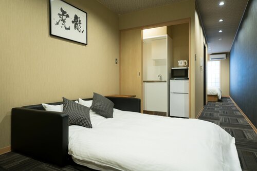 Shiki Suites - Kyoto Umekoji, Забронировать Отель Симогё , рядом с Исследовательский парк Киото