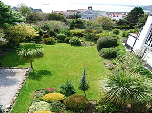 Tudor Court Guest House, Book Pension Cornwall hoteller med parkering, Parkering