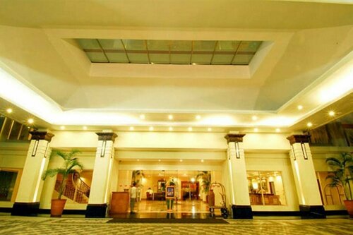 Hotel Gran Puri Manado, Забронировать Отель Отели провинции Северного Сулавеси с завтраком, Завтраки