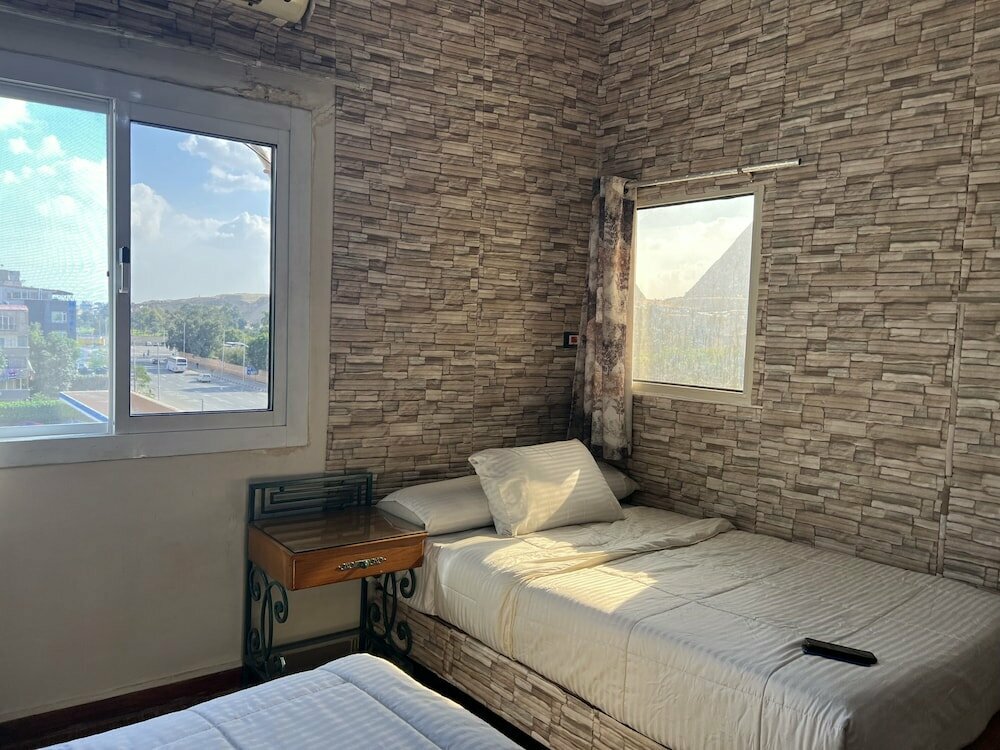 Queen Inn Pyramids View
