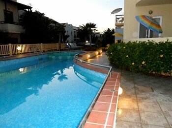 Lambrinos Suites, Забронировать Апарт-отель Апарт-отели Платаньяс, Апарт-отель