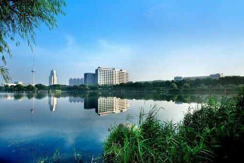 Crowne Plaza Shanghai Xiayang Lake by IHG, Забронировать Отель Цинпу район Шанхая