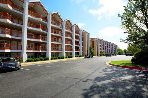 Grand Crowne Resort, Забронировать Курортный отель Branson Theatre District Брэнсон, рядом с Гольф-клуб Thousand Hills