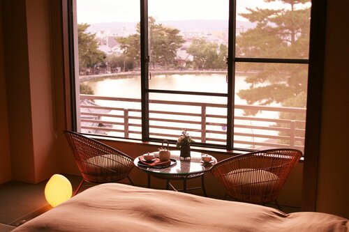Yoshidaya Ryokan よしだや, Забронировать Отель Отели Нары с парковкой, рядом с Железнодорожный вокзал Нары, Парковка