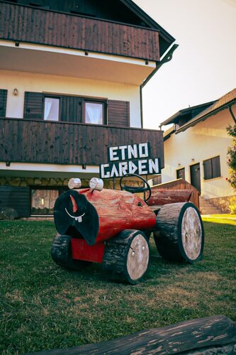 Etno Garden Apartments, Забронировать Отель Отели Ликско-Сеньская жупания 3 звезды, 3*