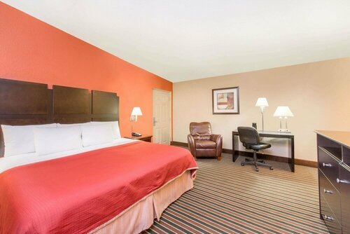 Howard Johnson by Wyndham Historic Lake Charles, Забронировать Отель Лейк-Чарльз Луизиана, рядом с Eastown Shopping Center