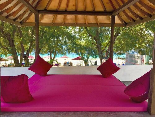 Warna Beach Hotel, Забронировать Отель Отели Гилей Траванган с парковкой, рядом с Порт Гили Траванган, Парковка