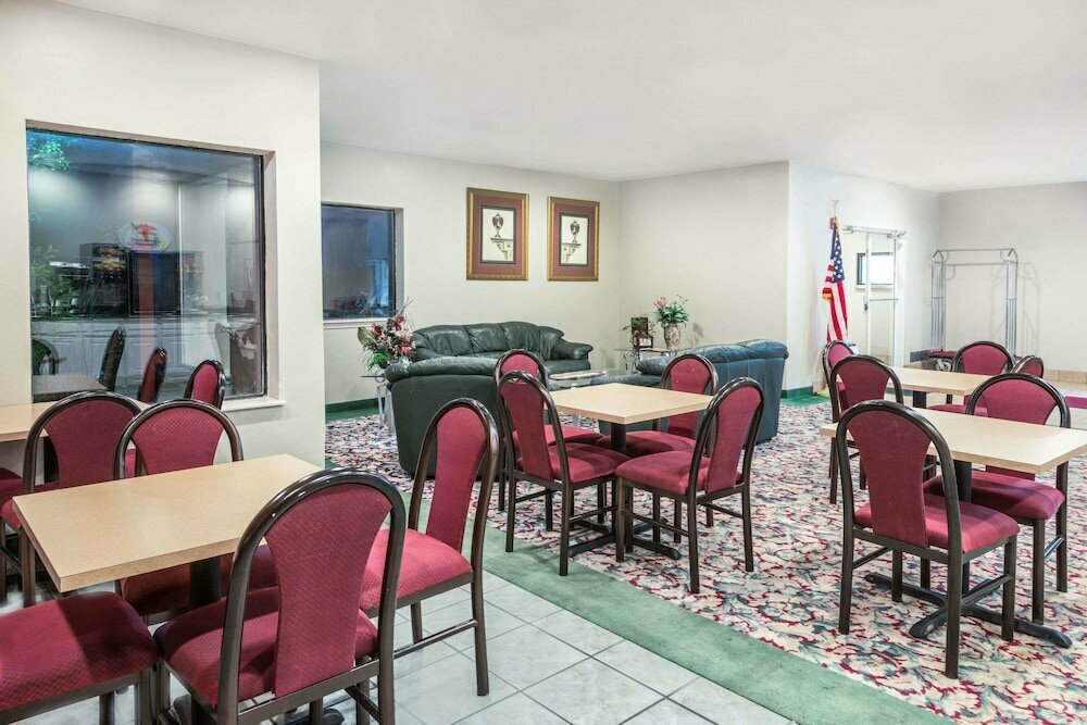 Super 8 by Wyndham Pevely