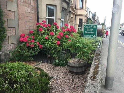 Cedar Villa Guest House, Забронировать Гостевой дом Отели Moray Firth с парковкой, Парковка