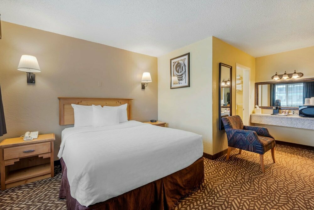Turquoise Inn & Suites