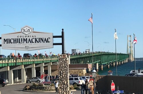 Parkside Inn Bridgeview, Забронировать Отель Макино-Сити штат Мичиган
