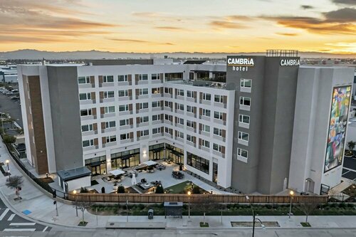 Cambria Hotel Burbank Airport, Забронировать Отель Бербанк San Fernando Valley