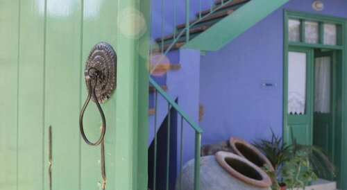 To Konatzi tis Marikas tzai tou Yianni, Boek Pension Larnaca Pensions, Pension