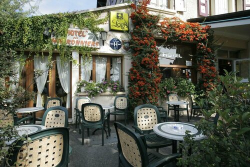 Hôtel A l'Ombre des Marronniers, Book Hotel Hoteller i Rhône-Alps med parkering, Parkering