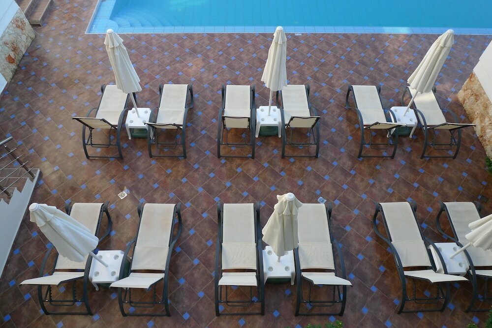 Theros Hotel